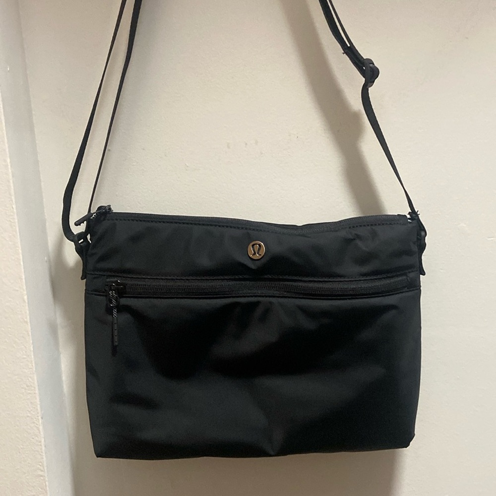 Lululemon black crossbody diaper bag